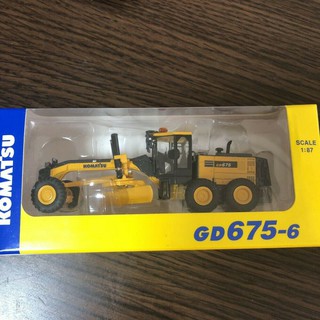 Mô hình máy san gạt đường KOMATSU GD675-6 chính hãng tỷ lệ 1/87 (Tomica có sản xuất với tỷ lệ nhỏ hơn)
