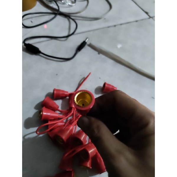 1 cái đuôi đèn cana e12,đui đèn bàn thờ
