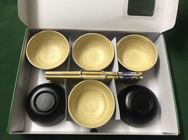 Bát tre cuốn sơn mài.