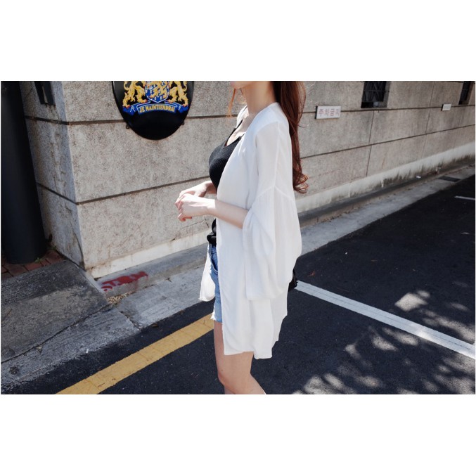 Áo cardigan voan trắng dáng ngắn chống nắng đi biển. | BigBuy360 - bigbuy360.vn