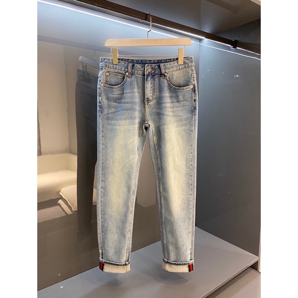 quần jeans nam ống đứng Ống quần được xắn lên và các chi tiết vải đỏ và xanh lá cây hơi lộ ra ngoài gucci Gc gg