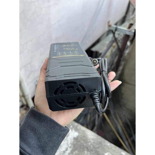 sạc xe điện 48v 12ah chân tròn to 1 kim loại tốt