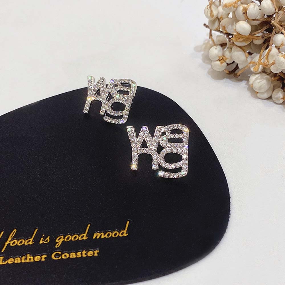 Khuyên tai hình chữ đính đá kiểu dáng sang trọng cá tính dành cho nữ