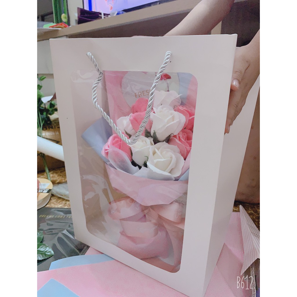 Bó hoa hồng 11 bông kèm túi xách và thiệp