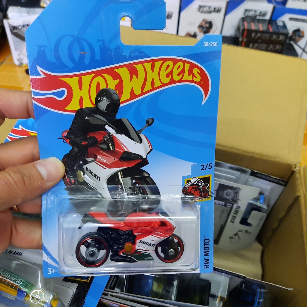 Bộ 5 xe mô hình ô tô hotwheels bằng kim loại tỉ lệ 1:64 (giao ngẫu nhiên xe)