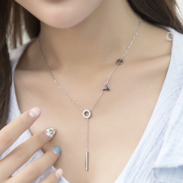 dây chuyền titan chữ love rớt dây màu bạc