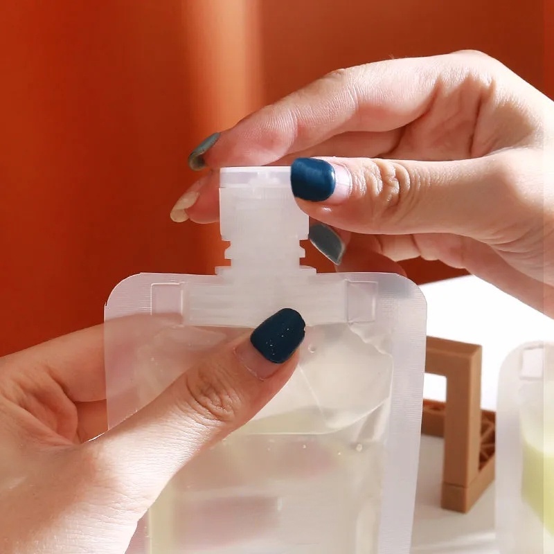 Túi đựng nước hoa dầu gội mỹ phẩm trong suốt nhám kiểu nắp gập 30ml/ 50ml/ 100ml có phễu đa năng