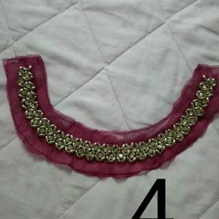 Cổ áo kết cườm