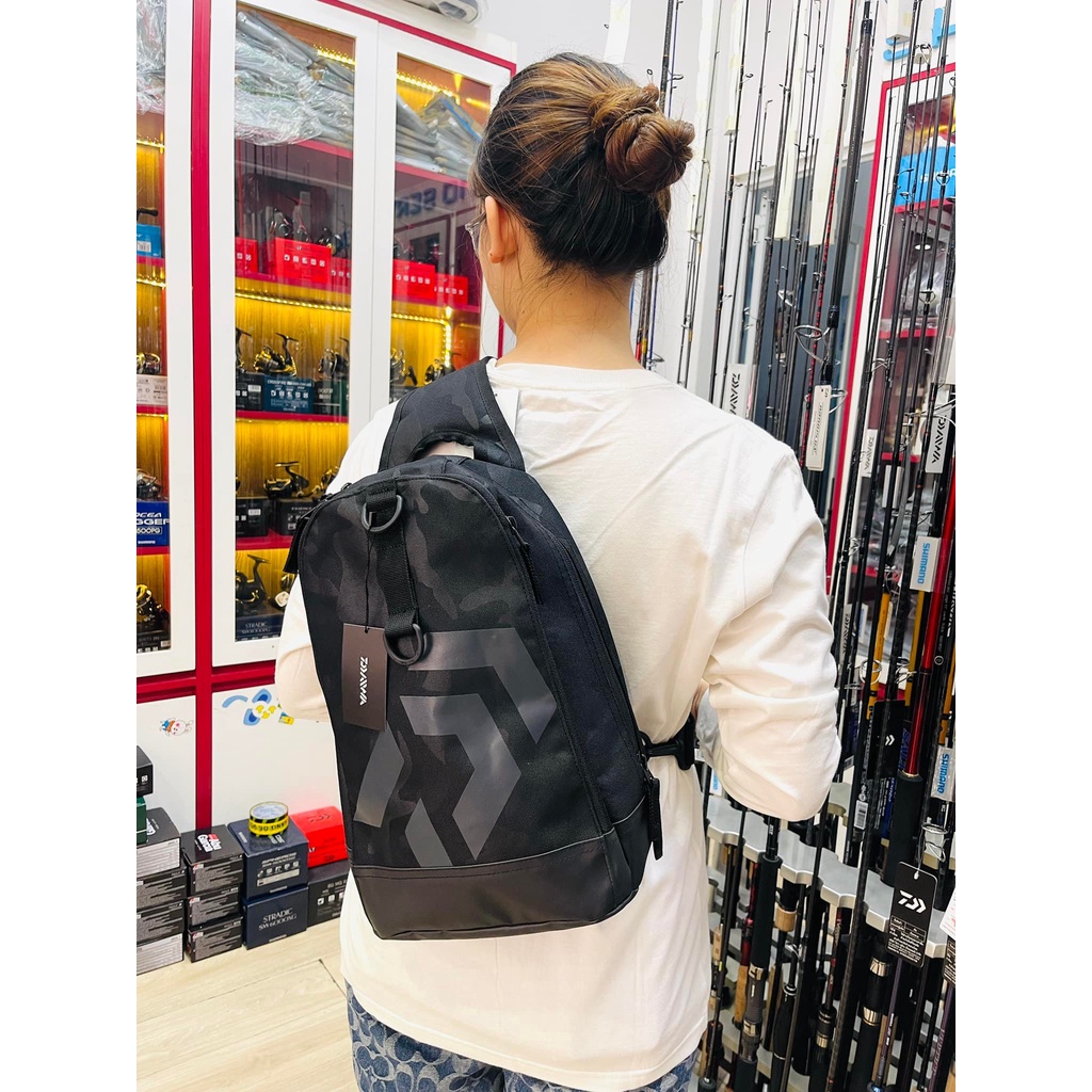 TÚI ĐEO CHÉO ĐỰNG PHỤ KIỆN CÂU CÁ DAIWA