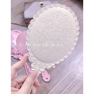 Gương soi cầm tay