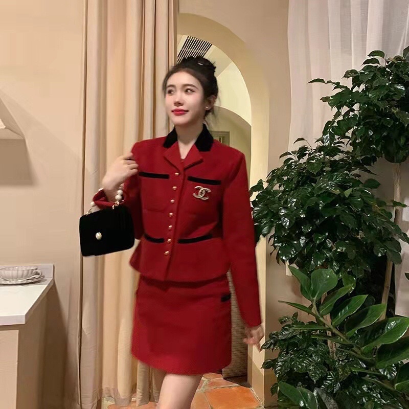 Set trang phục dạ cho nữ gồm áo khoác dáng ngắn và chân váy ngắn màu đỏ noel