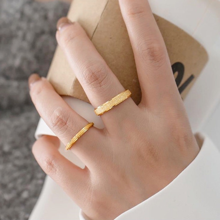Nhẫn titan nữ không gỉ mạ vàng 18k phun cát lấp lánh thiết kế đơn giản thời trang