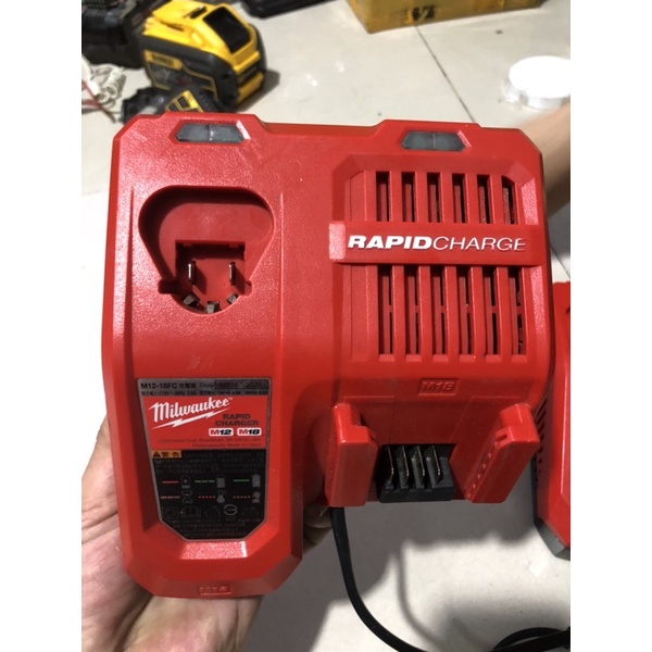 xạc nhanh milwaukee 2 cổng 220v 95%