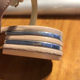 Giày sandal nude bóng sọc
