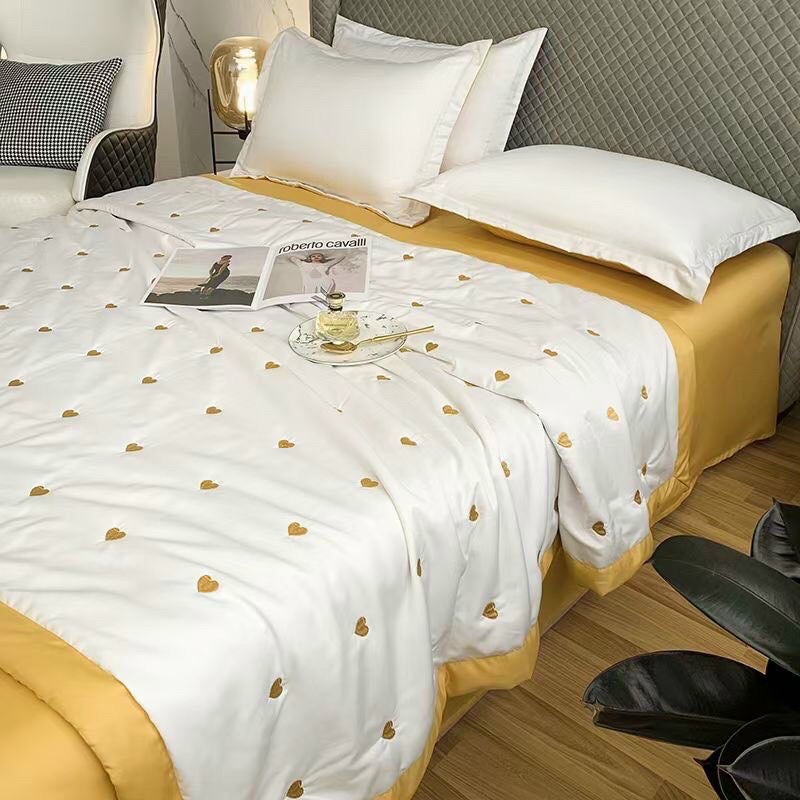 Chăn Hè Thu Lụa Thêu Tim Lót Bông Chần Mỏng Mềm Mịn Nhập Khẩu Size 2mx2m3 Nặng 1.5kg