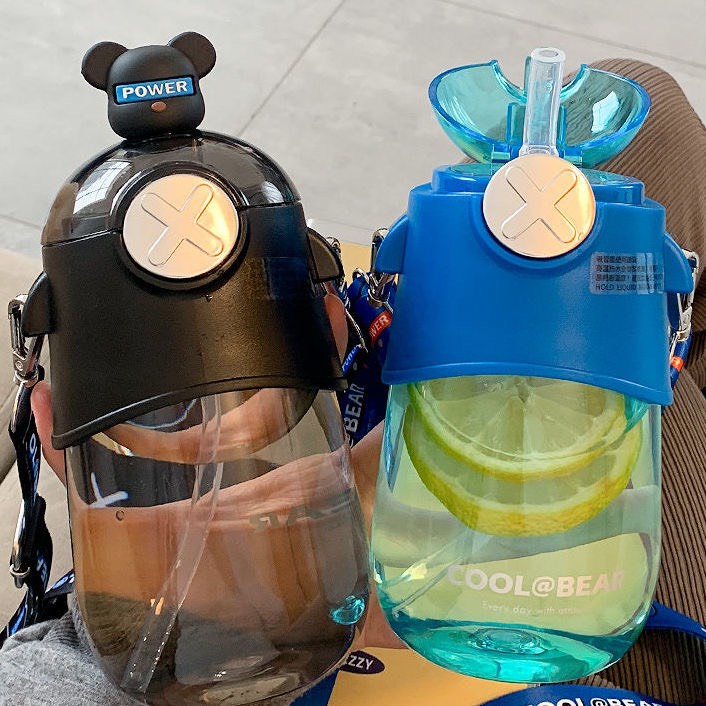 Bình Nước 630ml Hình Gấu Siêu Dễ Thương Có Dây Đeo Vô Cùng Xinh Xắn Có Vòi Uống Nước