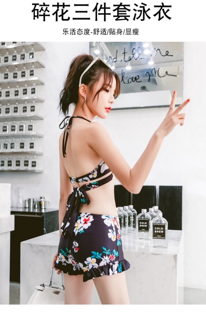Bikini áo tắm cao cấp, đồ bơi nữ 3 mảnh, với áo choàng dáng váy đi biển hoạ tiết hoa | BigBuy360 - bigbuy360.vn