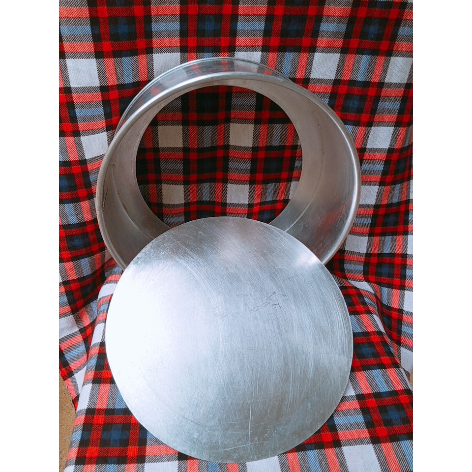 Khuôn nhôm gò đế rời mẫu tròn các size từ 12cm đến 30cm nướng bông lan, do đế rời làm cho bánh chín đều và ngon hơn.
