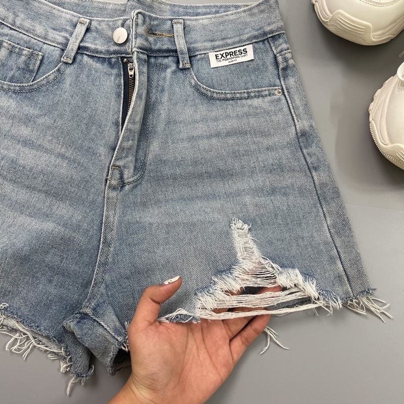 Quần Đùi Nữ Cạp Lưng Siêu Cao Màu xanh Nhạt Rách KIểu 1 bên phối Logo Yuri Jeans