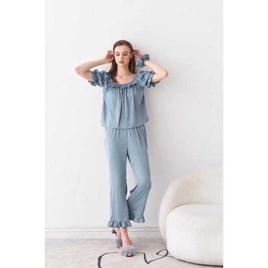 Bộ Pyjamas Nữ Mặc Nhà Áo Cộc Quần Dài Chất Liệu Lụa Thiết Kế Tay Bồng Phối Cổ Viền Bèo Màu Xanh Pastel Clara LILAS BLANC