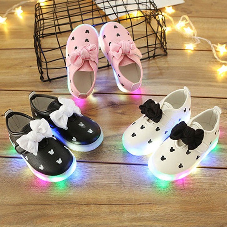 Đôi giày PU hoạ tiết chuột Mickey với đế gắn đèn LED xinh xắn cho bé