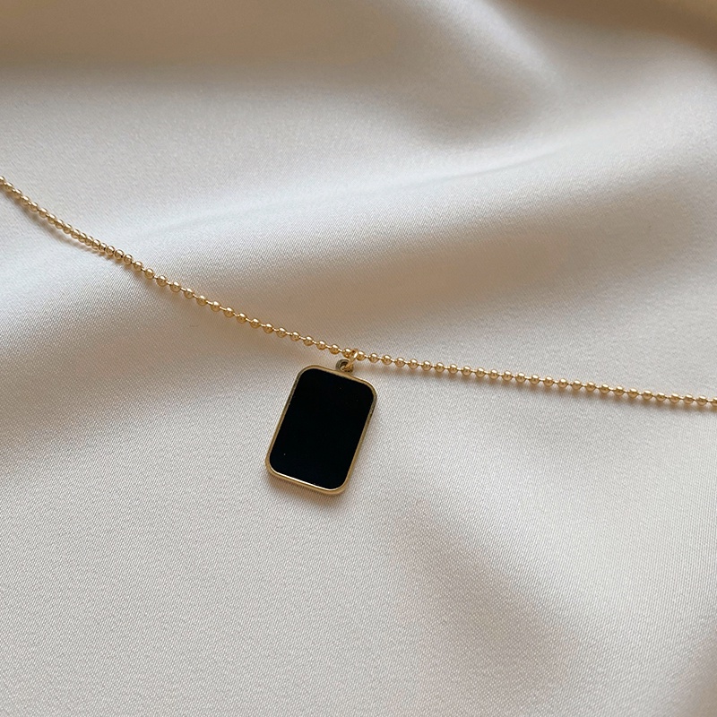 Dây chuyền mặt vuông phong cách cổ điển