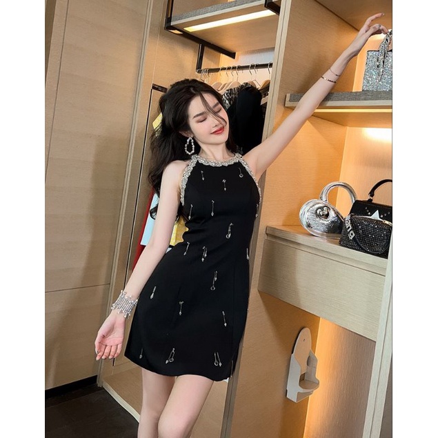 Đầm đen cổ yếm đính đá full nơ trái tim sang trọng