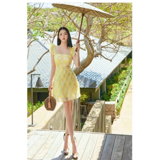 Váy vàng kết lưới tỉ mỉ, sang chảnh, nổi bật phù hợp chụp ảnh, đi chơi thiết kế của thương hiệu thời trang Vinna