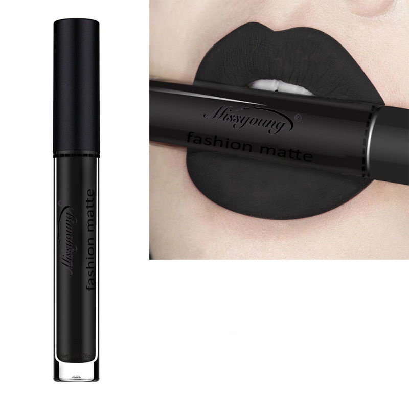 Son môi màu đen phong cách gothic dùng hóa trang halloween độc đáo