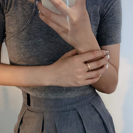 Nhẫn thép titan nhám mạ vàng đơn giản cho nữ