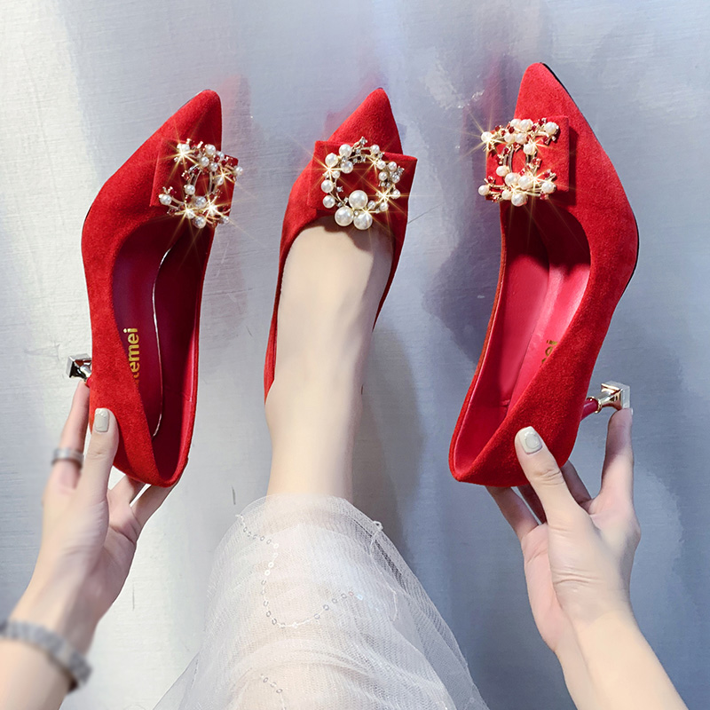 Giày cao gót màu đỏ phong cách Trung Quốc dành cho cô dâu và phù dâu trong ngày cưới