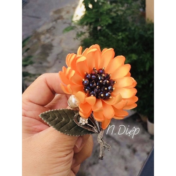 Hoa cài áo đính đá phalê cao cấp