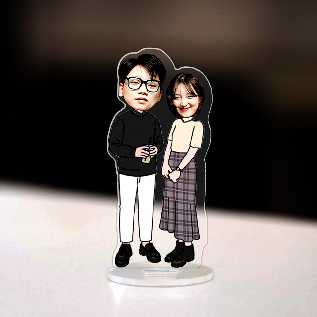 Mô hình standee mica đứng để bàn cặp đôi chibi đàng yêu custom theo yêu cầu cho người yêu, bạn gái, bạn trai