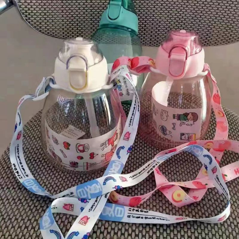 Bình nước kèm ống mút đàn hồi có dây đeo dung tích 1,1 lít có sticker đáng yêu Miibooshi D2.088.HO