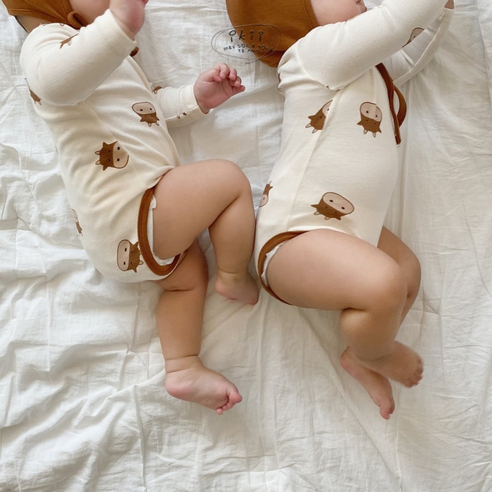 Set áo liền quần dài tay vải cotton họa tiết bò sữa dễ thương kèm mũ thời trang thu đông cho trẻ sơ sinh