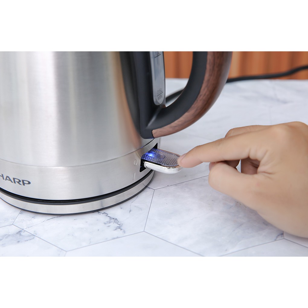 Ấm siêu tốc Sharp EKJ-17EVSD-WD 1.7 lít (Hàng chính hãng)
