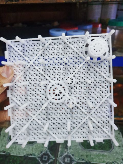 VĨ NHỰA LỌC ĐÁY HỒ CÁ CÓ LỖ 14X14CM