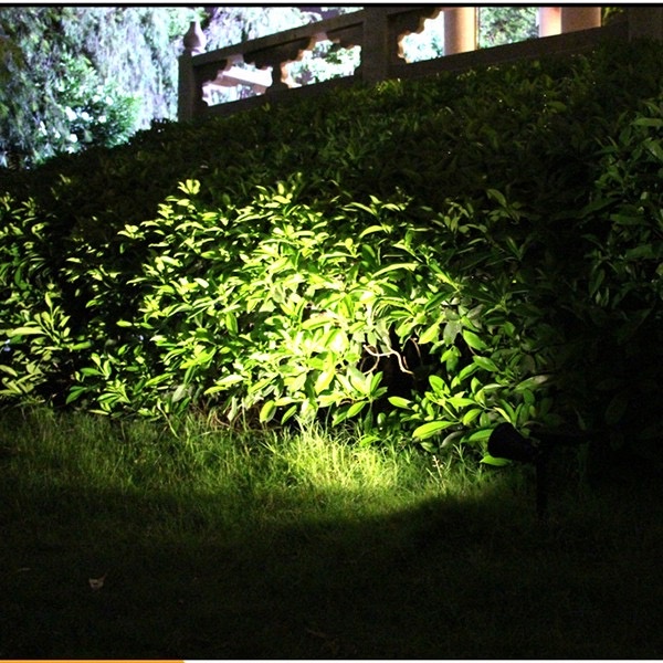 Đèn Năng lượng mặt trời thương hiệu Mayor Wolf cắm cỏ, chiếu cây, đổi màu 7mau sắc cầu vồng . bảo hành 24 tháng