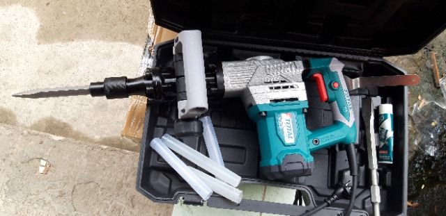 MÁY ĐỤC BÊ TÔNG CHUYÊN DÙNG 1300W TOTAL
MODEL: TH213006