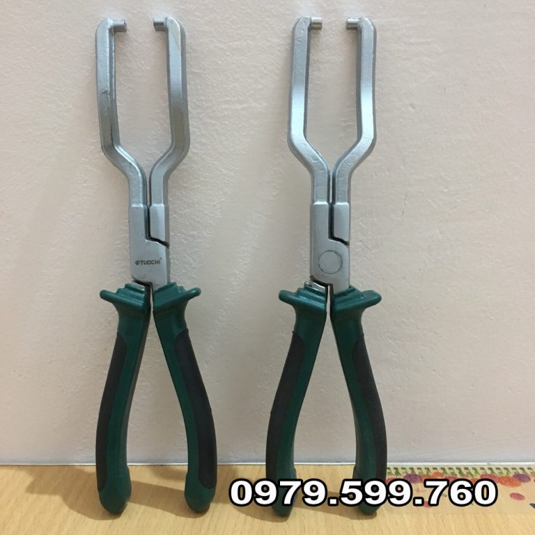 Vam tháo nắp nhựa lọc xăng, bình nhiên liệu ô tô