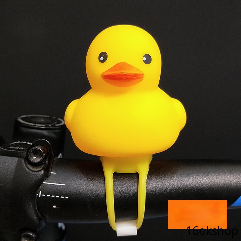 Vịt vàng đội mũ bảo hiểm gắn xe đạp/ xe máy xinh xắn