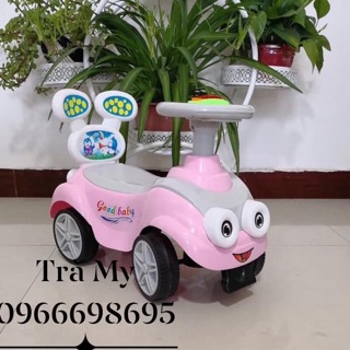 Xe chòi chân Minion phát nhạc cho bé