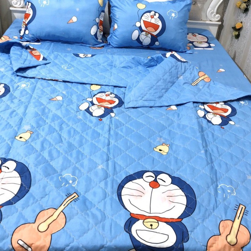 Bộ drap nệm 1 ga 2 áo gối nằm kích thước 1m6 x 2m mẫu Doremon đánh đàn