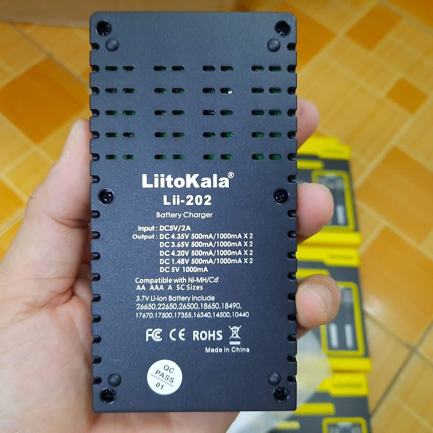 Sạc pin đa năng Liitokala lii-202 hai khe pin cho pin 18650, AA, AAA, 26650