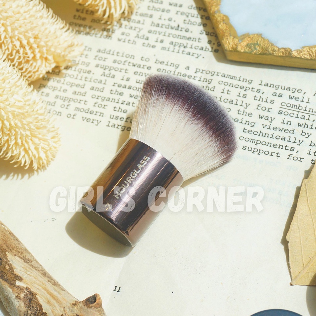 Cọ phủ kabuki Hourglass No.7 Finishing Brush