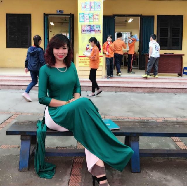 Áo dài xanh rêu có cổ và cổ tròn