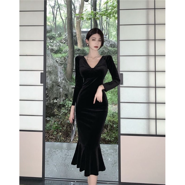 Đầm nhung đuôi cá sang chảnh, váy cổ V