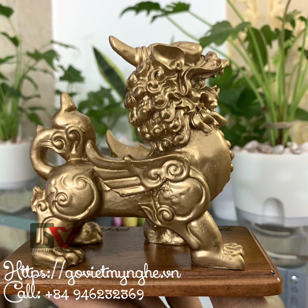 Tượng đá tỳ hưu trang trí phong thủy bàn làm việc kèm đế gỗ Dài14cm - Màu nhũ đồng