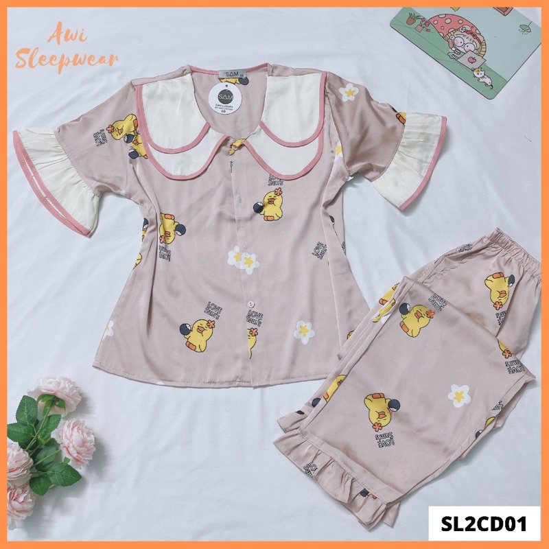 Bộ Pyjama Cộc Dài Thiết Kế Hoạ Tiết Gà Vàng Xinh Xắn Chất Lụa Latin Sam Luxury -Awi Sleepwear