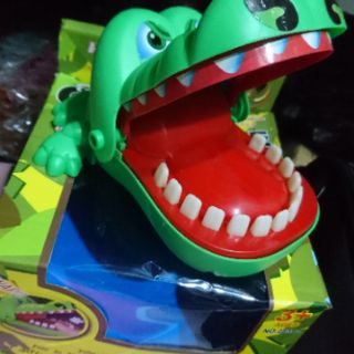 đồ chơi khám răng cá sấu cắn tay